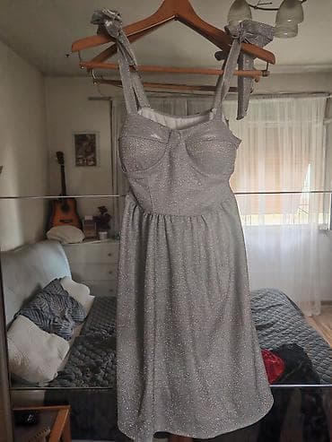 sjajne haljine: Svečana srebrna haljina sa sjajnim nitima - Model: midi dužina — 3