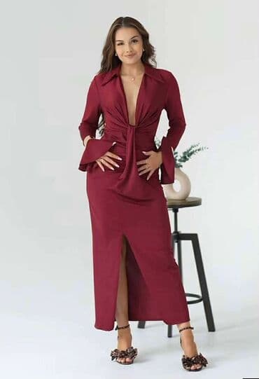 Elegantna midi haljina sa dubokim V izrezom i dugim rukavima. Model