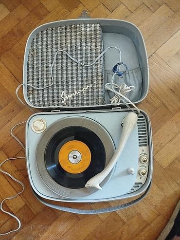 gramofon sa trubom: Stari retro gramofon u koferu vintage Radi ali potenciometri zezaju — 1