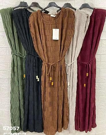 s: Ženska midi haljina bez rukava sa teksturom naboranog efekta. - Kroj — 2