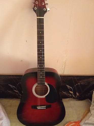 Akustična gitara – dreadnought oblik, crveno-crni sunburst finiš -