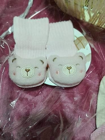 motor na akumulator za deca: Poklon set za bebu – roza tema Sadržaj seta: - Pletena dekorativna — 5