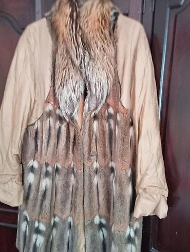 Jakna sa krznom
Duzina 105cm, sirina u ramenima 45cm