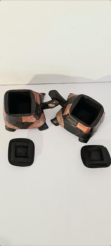 Ureznice: - Po jednoj ceni, na prodaju dve drvene kutijice u obliku kornjača. - — 1