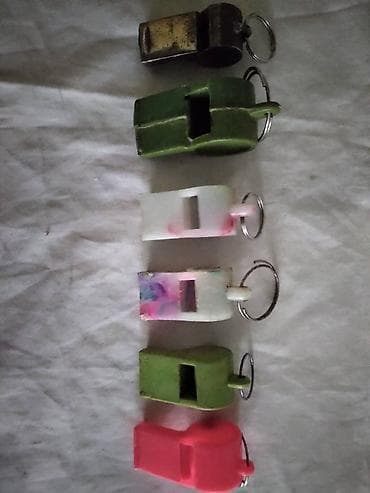 Pistaljke plasticne i 1 metalna, ocuvane,cena za kom na lalafo.rs Pistaljke plasticne i 1 metalna, ocuvane,cena za kom