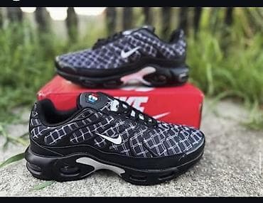 patike versace: Nike patike – model sa Air tehnologijom u đonu i prepoznatljivim — 1