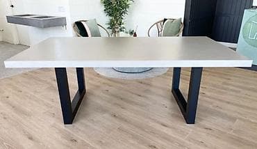 lavabo sa ormaricem 40 cm: Moderan pravougaoni sto sa betonskom pločom i metalnim nogama. - — 1