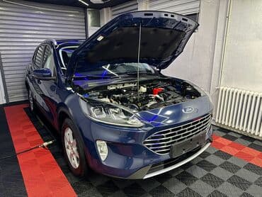 hecbek automobili: Plavi Ford Kuga, SUV model sa petoro vrata, opremljen je automatskim — 8