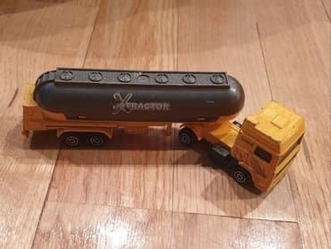 bubamara igracka: ﻿MAJORETTE cisterna kamion igracka automobilcic. Pise tractor — 1