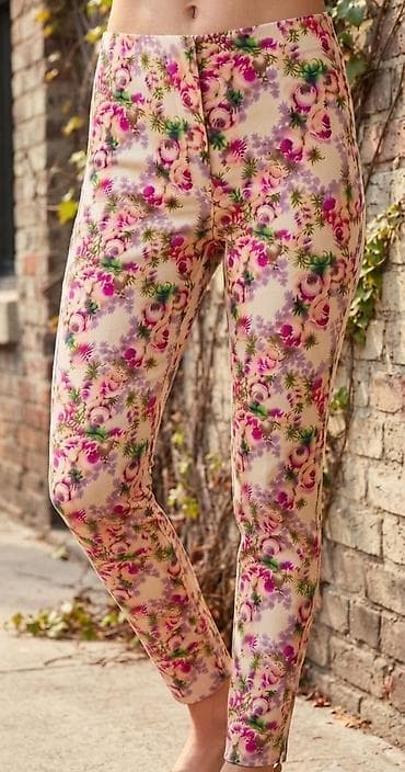 prugaste pantalone: Ženske pantalone sa cvetnim printom - Model: uske/cigaret kroj — 1