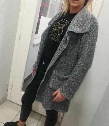 crno sivi tech fleece: Tedy kaput
predivan
vrlo malo korišćen
besprekoran
odgovara vel s m — 4