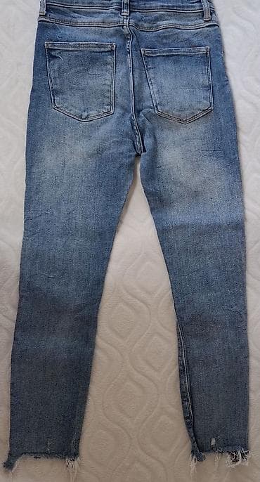 cizme sa grejacima: ZARA ženske farmerke – skinny kroj, svetlo plavi isprani džins - — 4