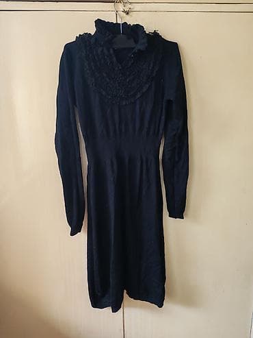 balextra haljine: Crna pletena haljina sa dugim rukavima i ukrasnim karnerima - Model — 4