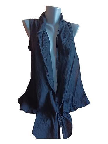 Ženska bezrukavna lepršava bluza/prsluk, crne boje. - Materijal