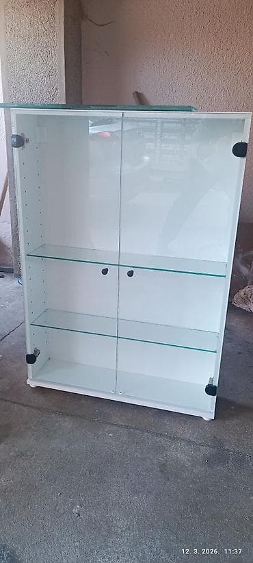 Staklena vitrina/izložbena komoda - Konstrukcija: korpus u beloj