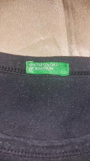 benetton zelena boja: BENETTON MAJICA Crna, uzana pamučna majica, sa belim printom koji je — 4