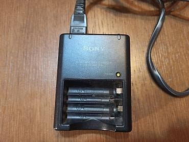 Auto elektronika: SONY punjač baterija od 1,5V. Može da puni dve baterije istovremeno — 1