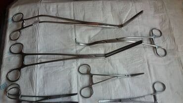 anatomski jastuk za ledja: Set od tri hirurška retraktora, svaki sa metalnim telom i drškom za — 8
