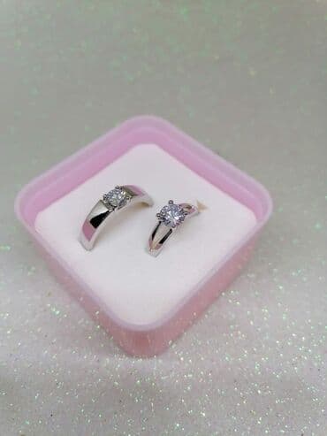 Set sa dva podesiva prstena dobija se i kutija uz njih koja je na na lalafo.rs Set sa dva podesiva prstena dobija se i kutija uz njih koja je na