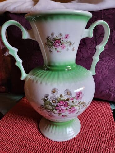 vaza sa cvecem crtez: Vaza nova iz 70ih. god. jugoporcelan. Visina. 27,5cm — 2