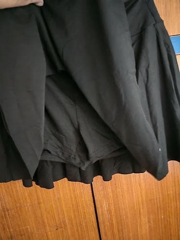 deca sorc: Crna ženska suknja-šorc, elegantnog i praktičnog kroja. Spolja izgleda — 2