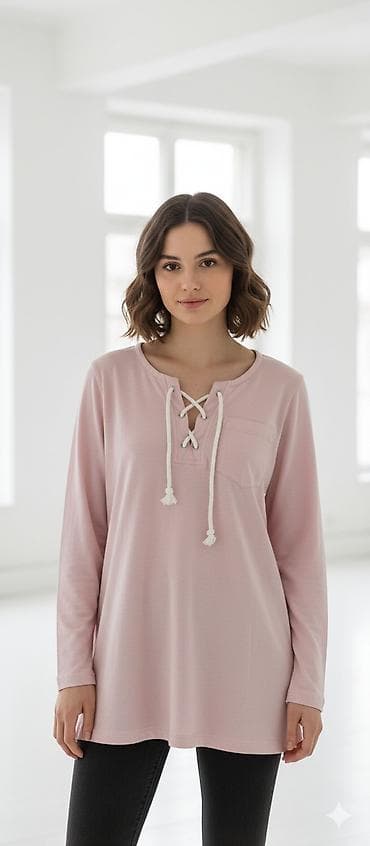 Donji veš: Ženska bluza sa dugim rukavima u nežno ružičastoj boji. Model ima: - — 1