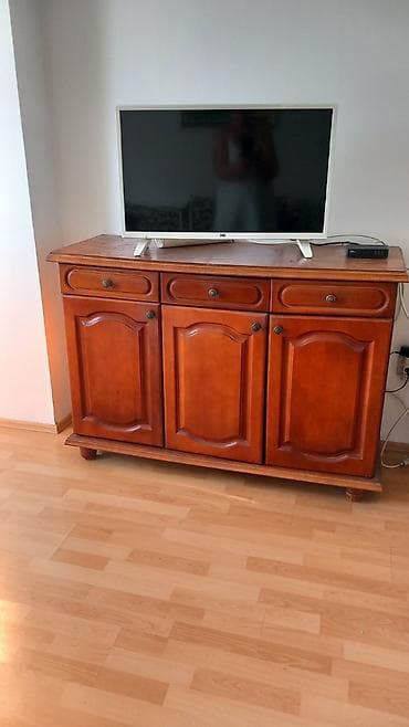 Drvena komoda/veća vitrina sa 3 fioke i 3 ormarića - Materijal