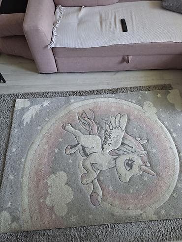 Dečiji tepih skoro nov, jako malo korišćen. Dimenzije