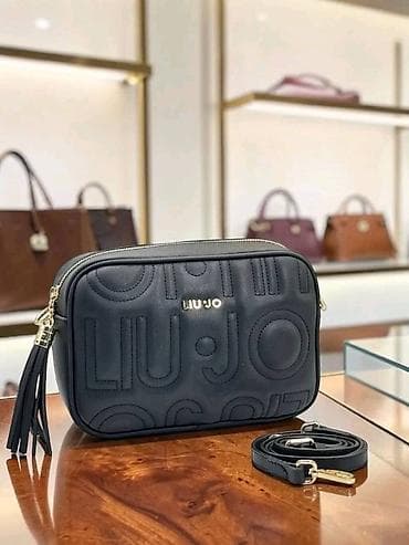 liu jo crna torba: Liu Jo crossbody torba – model sa reljefnim monogramom - Kompaktna — 8