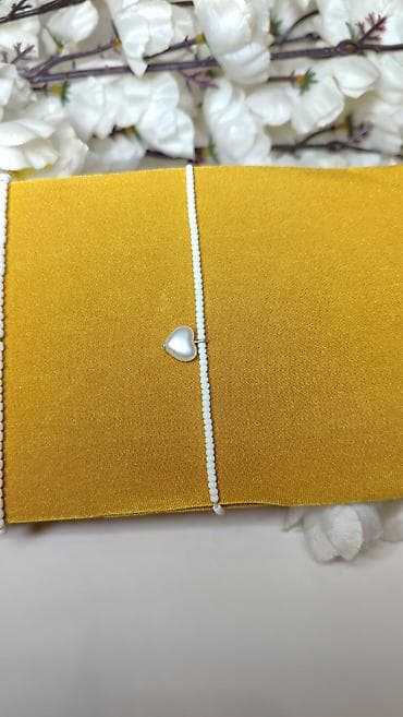 fitnes narukvica: Narukvica sa perlama – beli minimalistički dizajn sa privjeskom srce — 4