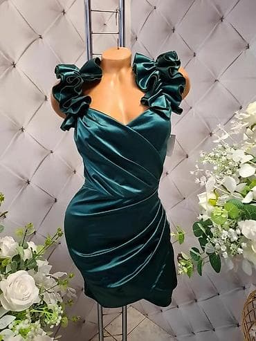 svecani top: Svečana ženska haljina od satenskog materijala, kroj koji prati liniju — 3