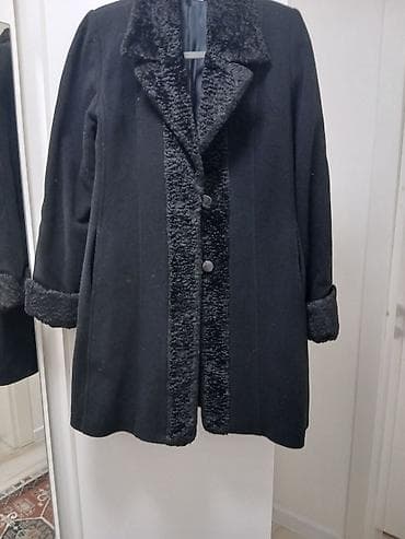 Elegantni crni ženski kaput sa krznenim detaljima. - Materijal: topla na lalafo.rs Elegantni crni ženski kaput sa krznenim detaljima. - Materijal: topla