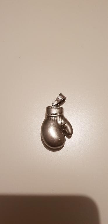 nakit od rozenkvarca: Privezak u obliku bokserske rukavice.Materijal:metal u srebrnoj boji - — 3