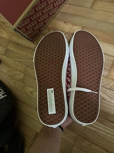 pantalone na crtu: Predstavljamo uniseks Vans Old Skool patike u crvenoj boji. Ove patike — 4