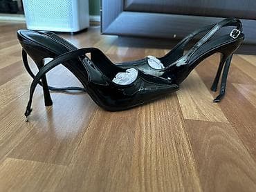 privezak za kofer: Crne lakovane salonke sa kaišićem oko članka - Model: špicasti vrh — 4