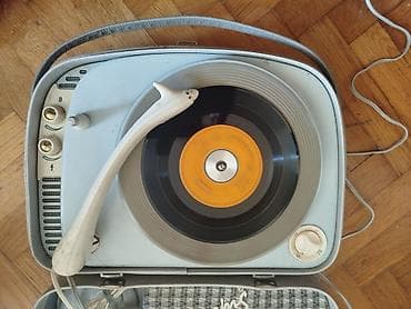 gramofon sa trubom: Stari retro gramofon u koferu vintage Radi ali potenciometri zezaju — 2