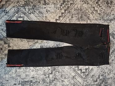 Muške crne farmerke sa efektom poderotina i dekorativnim crvenim na lalafo.rs Muške crne farmerke sa efektom poderotina i dekorativnim crvenim