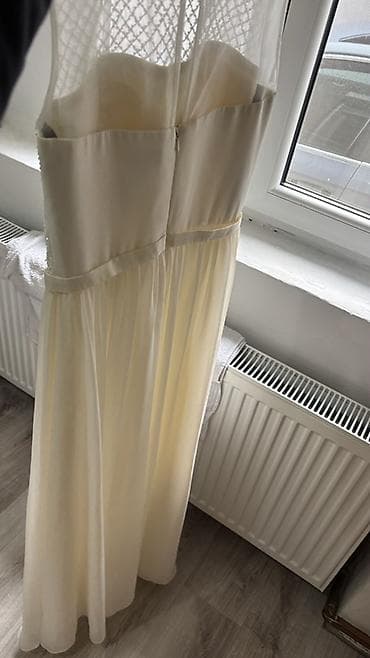 Duga elegantna haljina u boji slonovače. - Gornji deo: korpica sa — 2