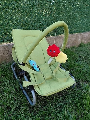 cam kadica sa postoljem: Zelena ležaljka/njihalica za bebe sa natpisom “I love Mommy”. - — 3