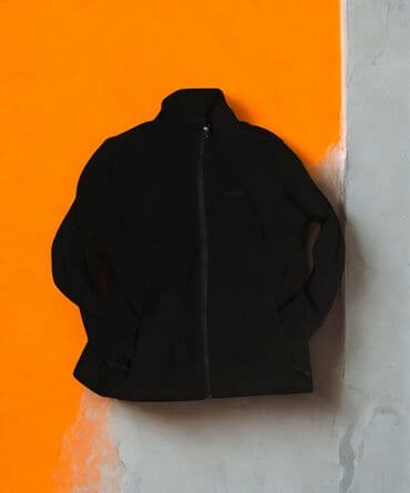 Venčanice i aksesoari: Crna flis jakna sa rajsferšlusom po celoj dužini. Model sa visokim — 1