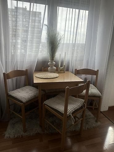 Stilski nameštaj: Drveni trpezarijski set – sto + 4 stolice - Komplet sadrži: kvadratni — 1