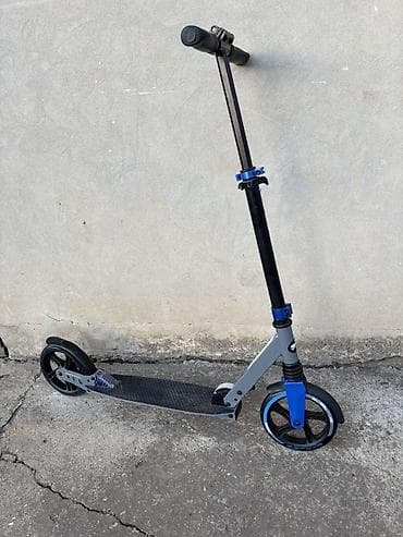 Trotinet je potpuno ispravan i u odlicnom stanju sa sitnim tragovima