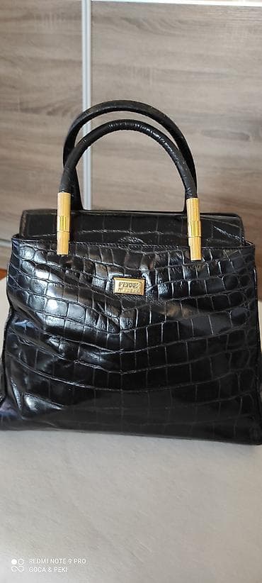 Dobro očuvana, velika, kozna, original GIANFRANCO FERRE torba. Dosta