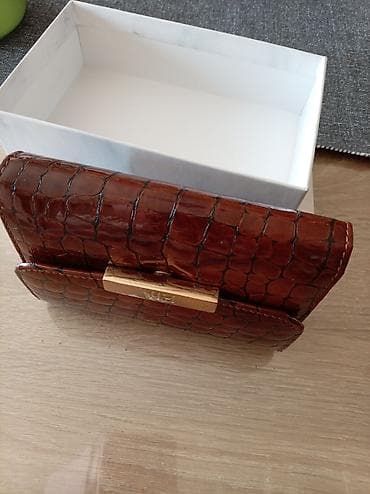 sat sa narukvicom: Ženski novčanik – Coveri Collection, model BFF - Materijal: veštačka — 4