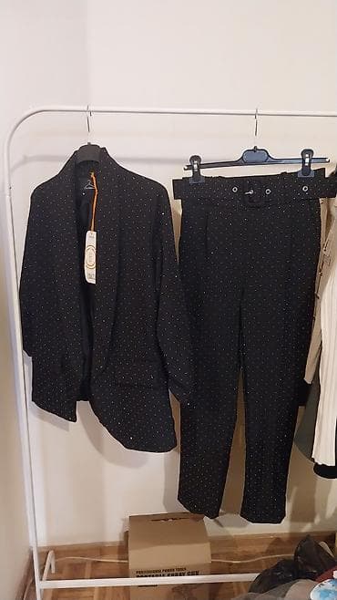 ecco zenske patike: Elegantno žensko odelo – sako i pantalone sa cirkonima - Boja: crna — 1