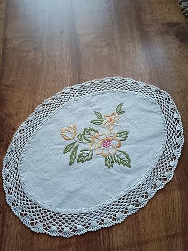 drveni sto sa klupama: Ručno rađeni heklani miljei sa vezenim cvetnim motivima - Set — 4