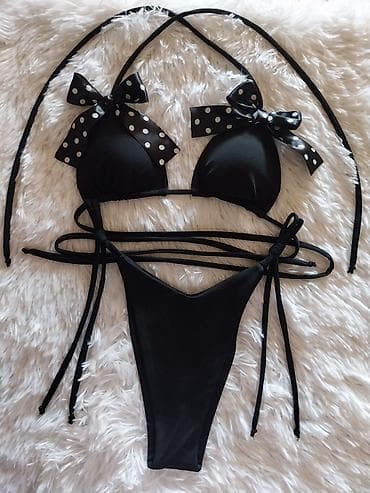 bikini: Crni dvodelni kupaći kostim – trouglasti bikini sa mašnama na tufne - — 1