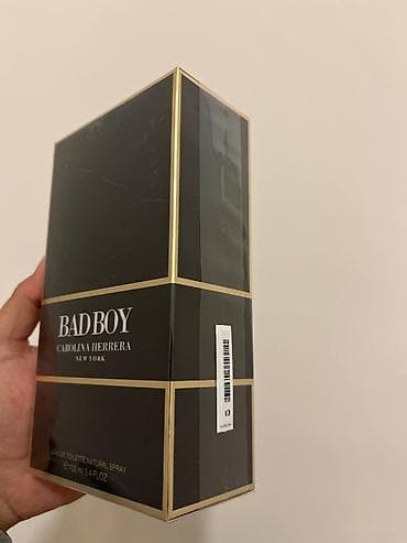 odela za debele muskarce: Na slici je prikazana kutija muškog parfema Carolina Herrera Bad Boy — 2