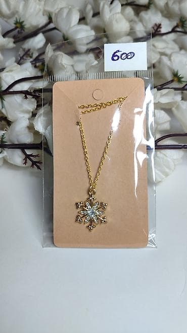 Zlatni lančić sa priveskom pahuljice - Materijal: metal u zlatnoj