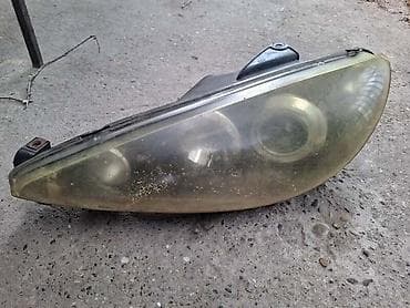 pezo delovi nis: LEVI FAR SA PROJEKTOROM ZA PEUGEOT 206 | far u solidnom stanju — 2